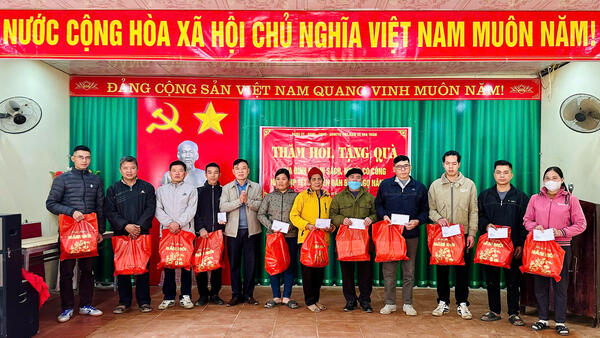 Thăm, tặng quà, chúc tết gia đình chính sách nhân dịp Tết Nguyên đán Bính Ngọ 2026