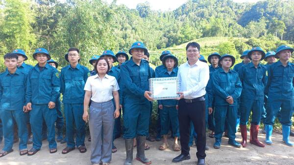 Ban Chỉ huy Phòng thủ khu vực I Thất Khê và lực lượng dân quân các xã Hoa Thám, Hội Hoan, Hồng Phong, Quý Hòa chung sức cùng Nhân dân xây dựng đường bê tông nông thôn tại xã Hoa Thám.