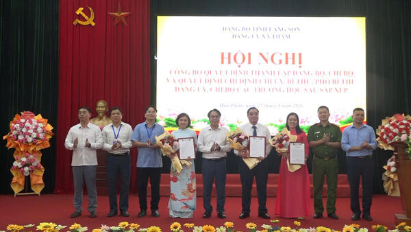 Xã Hoa Thám công bố quyết định sáp nhập và kiện toàn đội ngũ cán bộ quản lý các trường học
