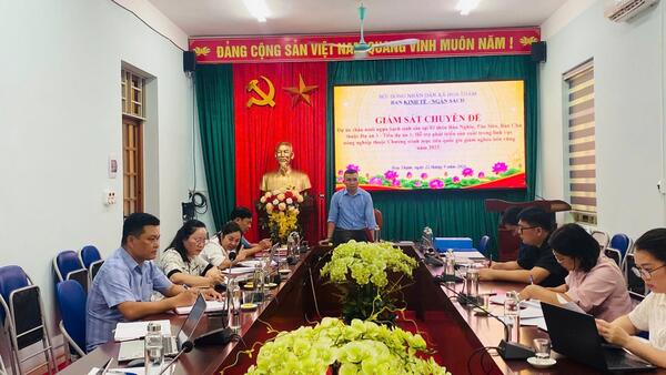 Ban Kinh tế - Ngân sách HĐND xã Hoa Thám giám sát việc triển khai thực hiện Dự án chăn nuôi ngựa bạch sinh sản
