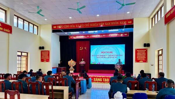 Hội nghị bàn giao nhiệm vụ Chỉ huy trưởng Ban Chỉ huy Quân sự xã Hoa Thám